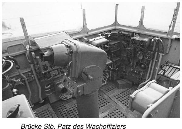 Blick auf die Steuerbordseite der offenen Brücke mit Peilscheibe, Sprachrohren, Fernsprechern und Gitterrostdeck am Platz des Wachoffiziers