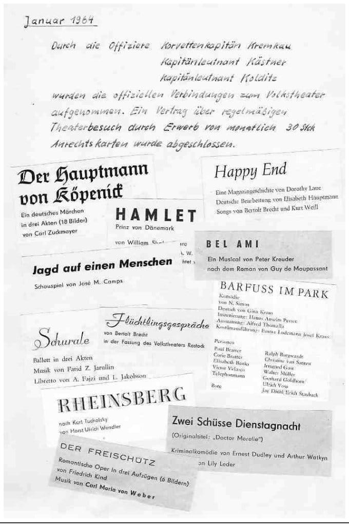 Faksimileseite mit handschriftlichem Eintrag vom Januar 1964 zur Aufnahme der Verbindungen zum Volkstheater und einer Collage aus vierzehn aufgeklebten Programmzetteln von Theaterstücken