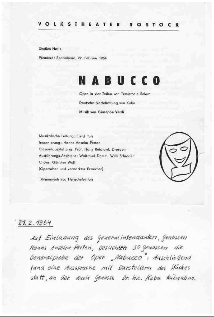 Faksimileseite mit dem aufgeklebten Programmzettel der Verdi-Oper „Nabucco“ des Volkstheaters Rostock und einem handschriftlichen Eintrag vom 21. Februar 1964