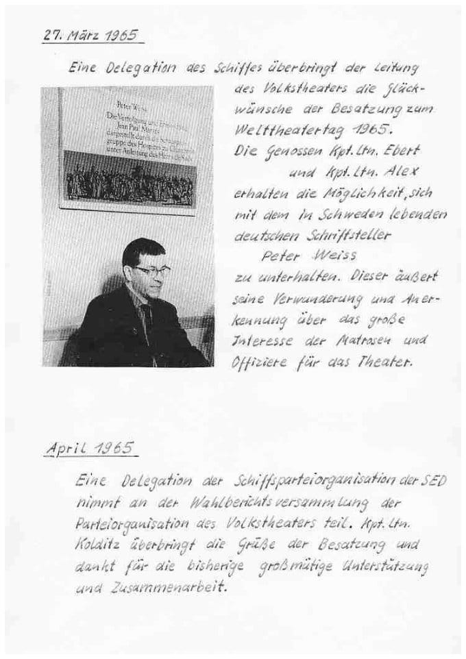 Faksimileseite mit einem Foto des Schriftstellers Peter Weiss vor einem Bühnenbildplakat und handschriftlichen Einträgen vom März und April 1965