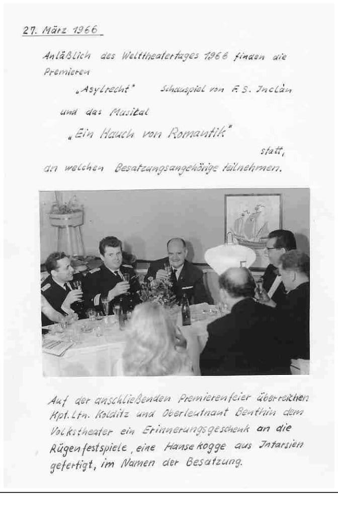 Faksimileseite mit einem Foto der Premierenfeier vom 27. März 1966: Offiziere und Gäste sitzen an einer festlich gedeckten Tafel und stoßen an, im Hintergrund ein Intarsienbild einer Hansekogge